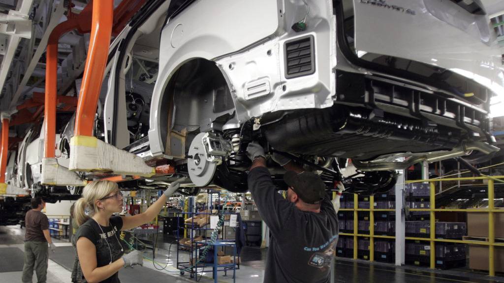 Ohne Computerchips drohen die Bänder bald stillzustehen. (Archivbild)