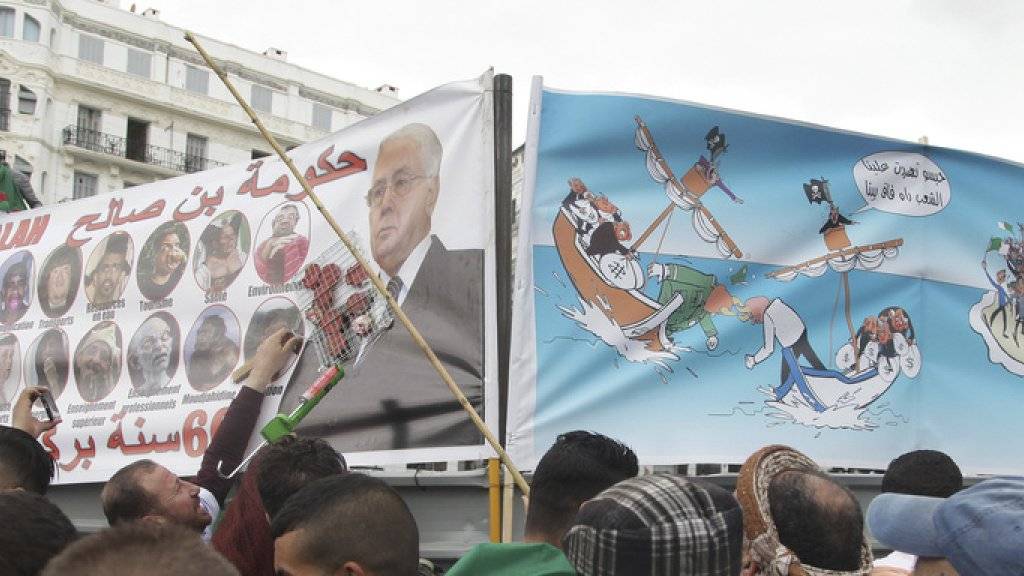 Demonstranten mit Transparenten am Freitag in Algier - die Proteste richten sich nun gegen die neuen Machthaber aus dem Umfeld des abgetretenen Präsidenten Bouteflika.