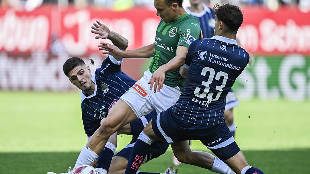 Julian von Moos wird von zwei Luzernern bearbeitet. In einem kampfbetonten Spiel setzten sich die St. Galler 2:1 durch