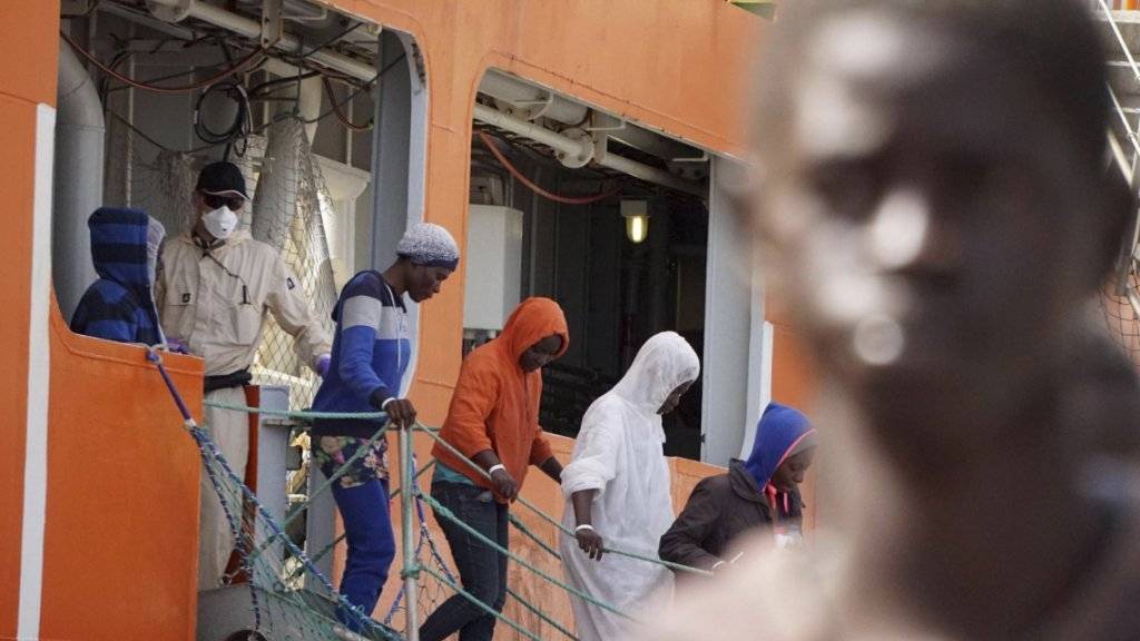 EU setzt in der Flüchtlingskrise auf Migrationspartnerschaften: Asylsuchende aus Afrika verlassen ein norwegisches Schiff in der italienischen Hafenstadt Salerno (Archiv).