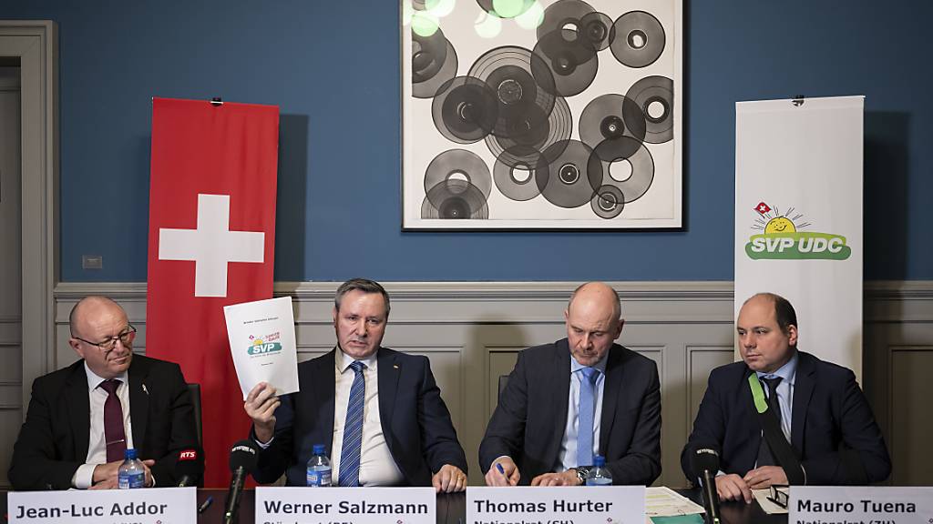 SVP-Vertreter kritisieren vor den Medien die politische Führung im Verteidigungsdepartement, also Bundesrätin Viola Amherd.