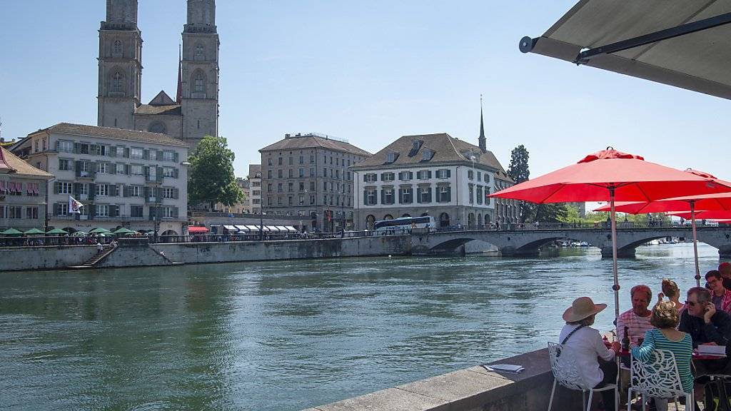 Zürich ist laut einer Studie nicht mehr die teuerste Stadt der Welt; in puncto Lebensqualität bleibt die Limmatstadt aber top. (Archivbild)