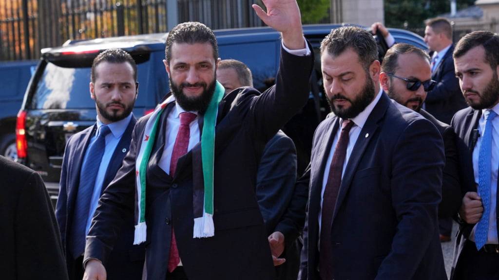 Ahmed al-Scharaa, Übergangspräsident von Syrien, winkt seinen Anhängern vor dem Weißen Haus nach einem Treffen mit US-Präsident Trump zu. Foto: Jacquelyn Martin/AP/dpa