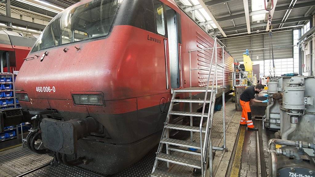 Diese roten SBB-Loks werden Schritt für Schritt modernisiert. Bis 2022 sollen alle 119 Fahrzeuge in Yverdon-les-Bains VD für die nächsten zwanzig Jahren fit gemacht werden. (Archiv)