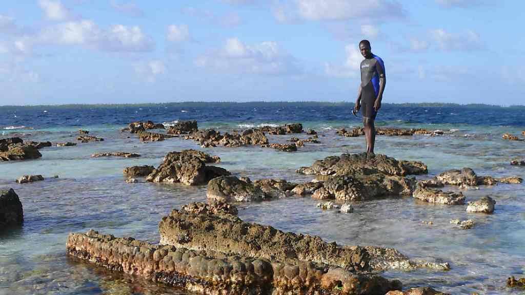 Der Genfer Forscher Elias Samankassou untersuchte Korallen in Polynesien und schloss davon auf die Schwankungen im Meeresspiegel.