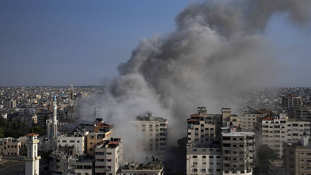 Rauch steigt nach einem israelischen Luftangriff auf. Die israelische Luftwaffe hat nach den überraschenden Großangriffen militanter Palästinenser in der Nacht zum 08.10.23 weitere Ziele im Gazastreifen attackiert. Foto: Fatima Shbair/AP/dpa