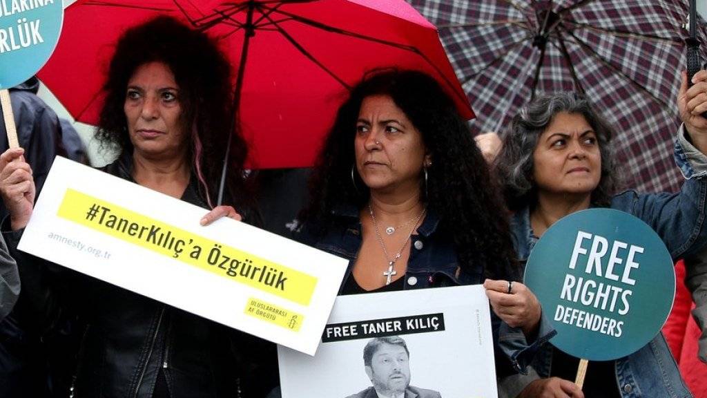 Vor dem Gerichtsgebäude im Istanbuler Bezirk Caglayan fordern Menschenrechtsaktivisten die Freilassung der Inhaftierten.