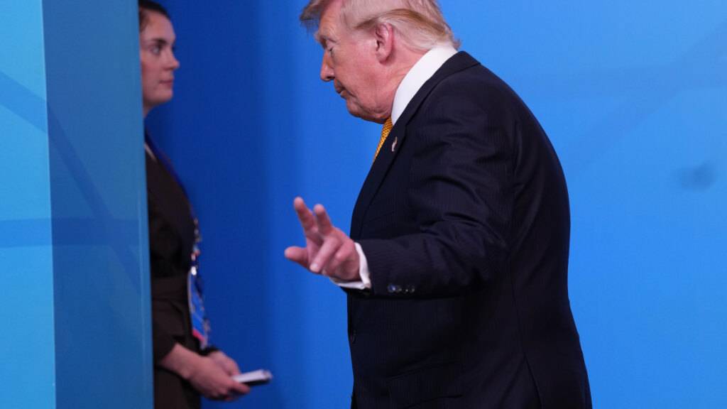 US-Präsident Donald Trump verlässt das Podium nach einem Gruppenfoto der Nato-Staats- und Regierungschefs während des NATO-Gipfels. Foto: Francisco Seco/AP/dpa