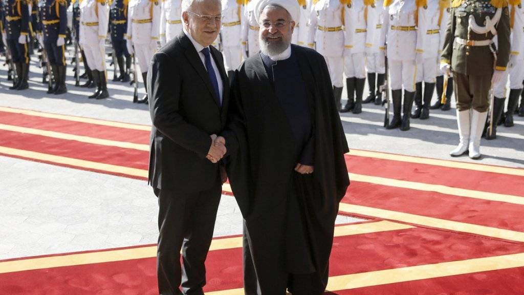 Johann Schneider-Ammann und Hassan Ruhani am Samstag auf dem Roten Teppich beim Saadabad-Palast in Teheran.