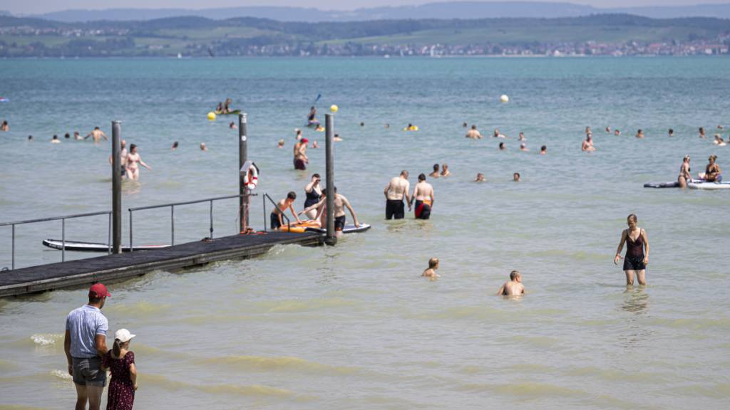 Der bisher wärmste Juni datiert von 2003, der zweitwärmste von 2025. Im Bild: Menschen kühlen sich am Bodensee ab. (Archiv)