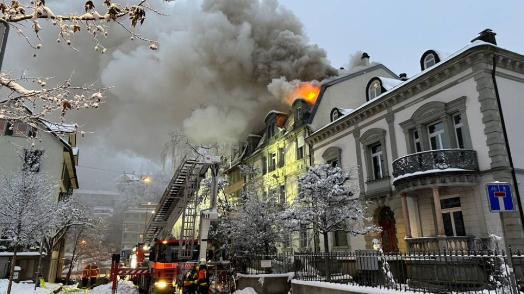 Die Löscharbeiten wegen eines Dachstockbrandes im St. Galler Museumsquartier dauerten am Freitagabend weiter an.