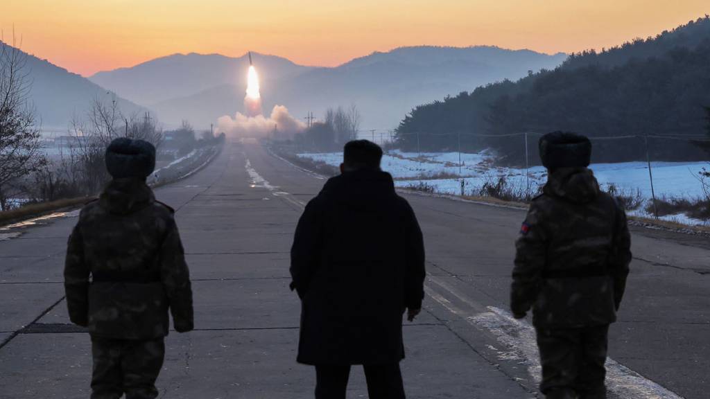 dpatopbilder - Staatschef Kim Jong Un (M) inspiziert Testflüge von Hyperschallraketen in Pjöngjang, Nordkorea. Unabhängige Journalisten hatten keinen Zugang zu dem Ereignis, das auf diesem von der nordkoreanischen Regierung verbreiteten Bild zu sehen ist. Der Inhalt dieses Bildes ist so, wie er zur Verfügung gestellt wurde und kann nicht unabhängig überprüft werden. Das Wasserzeichen in koreanischer Sprache auf dem Bild lautet wie von der Quelle angegeben: «KCNA» ist die Abkürzung für Korean Central News Agency. Foto: Uncredited/KCNA via KNS/dpa