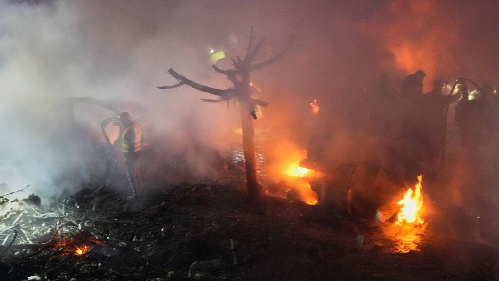 dpatopbilder - Rettungskräfte inspizieren den Schauplatz eines israelischen Luftangriffs in Beirut. Foto: Hussein Malla/AP/dpa