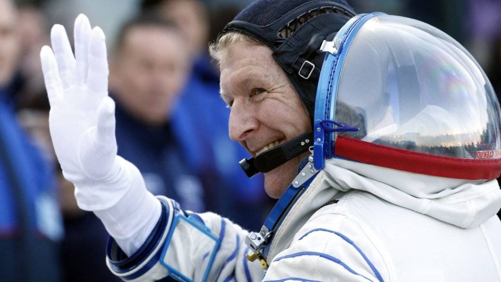 Der britische Astronaut  Timothy Peake verwählt sich bei einem Weihnachtsanruf von der ISS aus - und entschuldigt sich via Twitter. (Archiv)