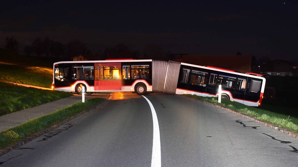 Wendemanöver missglückt: Der Gelenkbus bleib auf der Strecke von Menziken nach Hildisrieden im Kanton Luzern stecken.