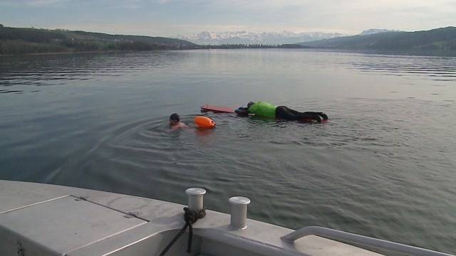 Ohne Neoprenanzug eiskalten Hallwilersee durchquert