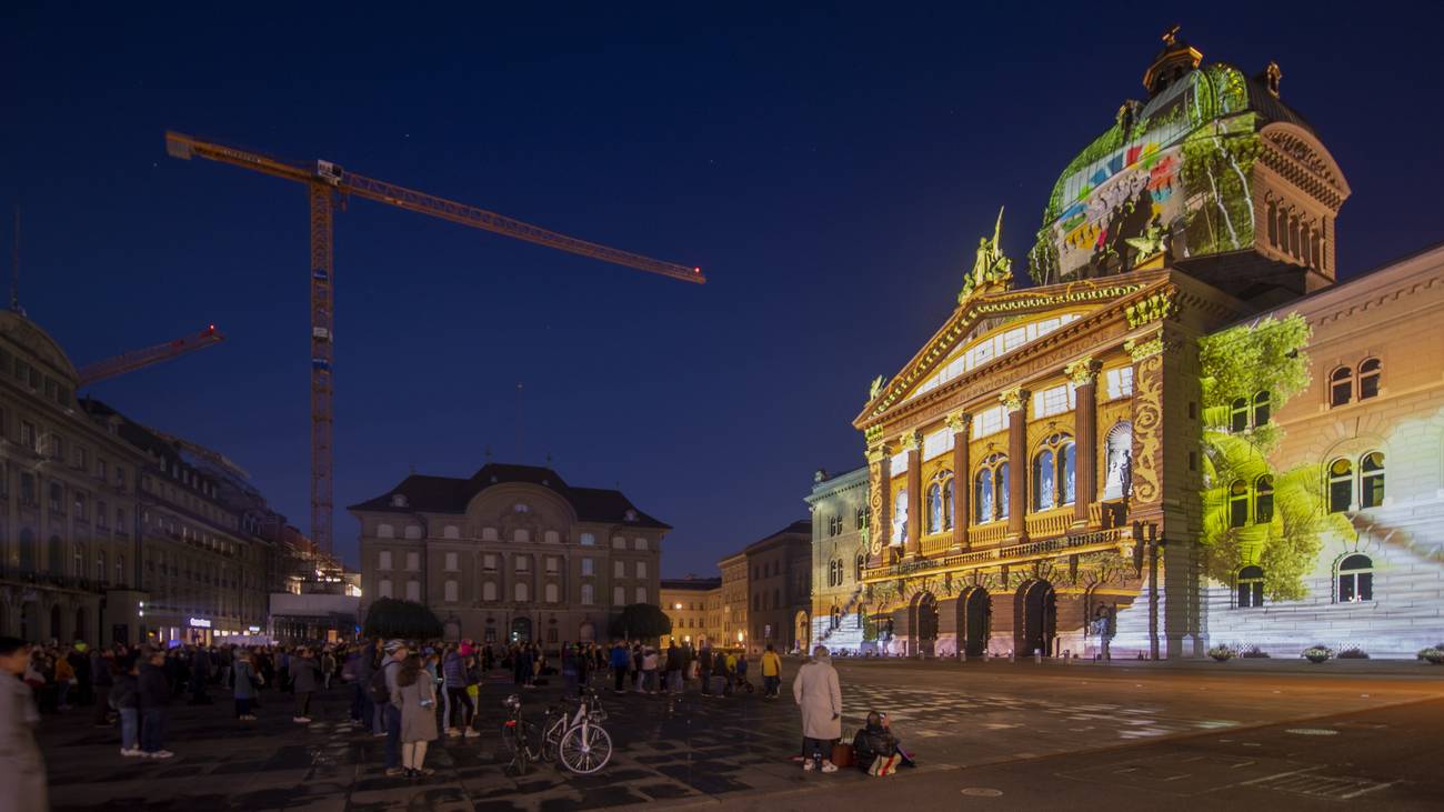 Während fünf Wochen werden Bilder ans Bundeshaus projiziert.