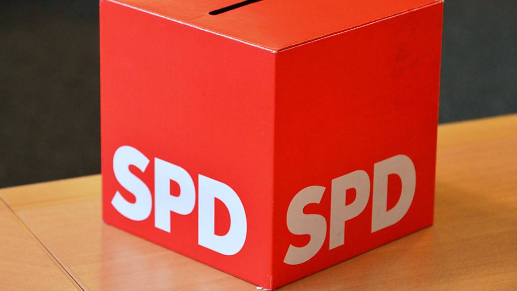 Eine Wahlurne mit der Aufschrift «SPD» steht am 1.Oktober .2014 in Erfurt (Thüringen) im Fraktionssitzungsraum im Thüringer Landtag.
