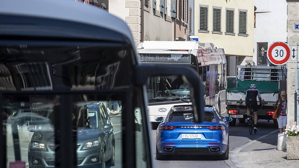 Busverkehr beim Kolinplatz in der Zuger Innenstadt. (Archivaufnahme)