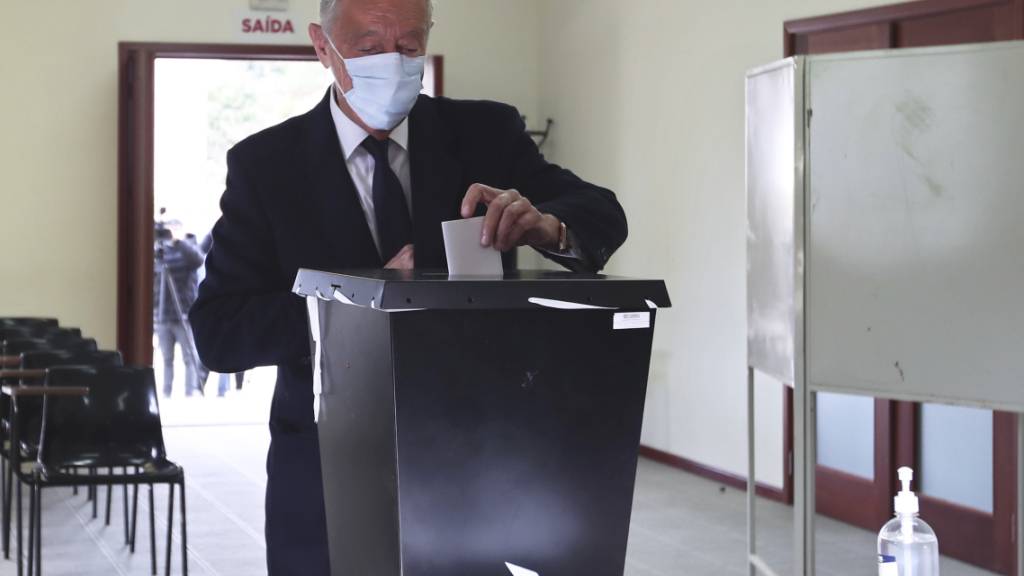 Marcelo Rebelo de Sousa (PSD), Präsident von Portugal, gibt seinen Stimmzettel in einem Wahllokal ab. Foto: Luis Vieira/AP/dpa