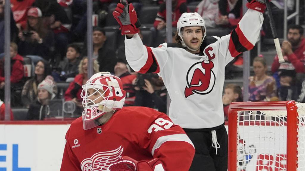 Nico Hischier von den New Jersey Devils bejubelt seinen Treffer gegen die Detroit Red Wings