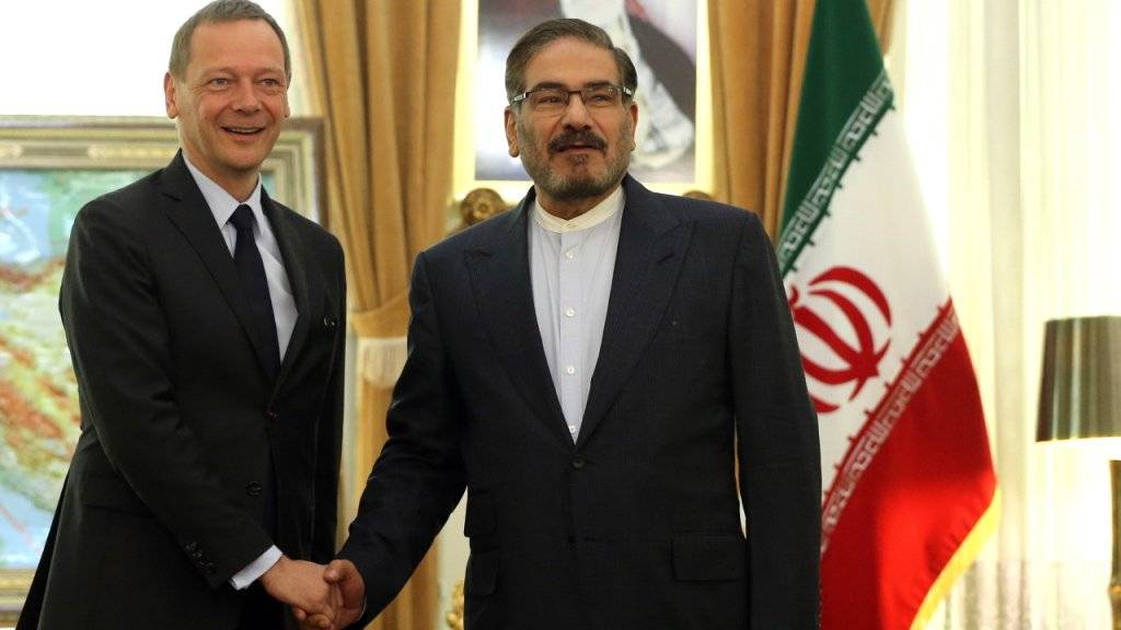 Der französische Gesandte Emmanuel Bonne (l) traf am Mittwoch in Teheran den Vorsitzenden des Nationalen Sicherheitsrats, Ali Schamchani, um ein Scheitern des Atomabkommens mit dem Iran zu verhindern.