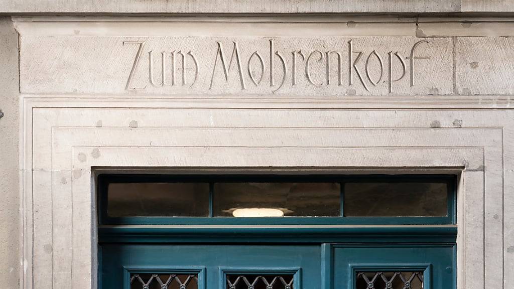 Die Stadt Zürich will die Inschrift «Zum Mohrenkopf» seit längerem entfernen. Dies führte im Stadtparlament erneut zu Diskussionen.