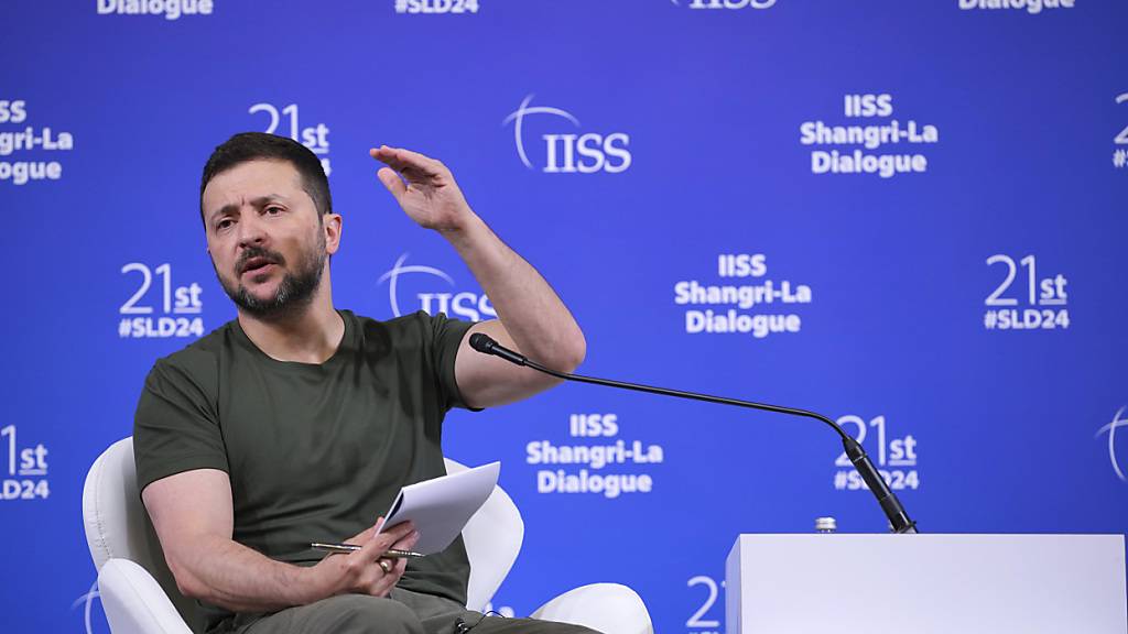 dpatopbilder - Der ukrainische Präsident Wolodymyr Selenskyj in Singapur. Foto: Vincent Thian/AP/dpa