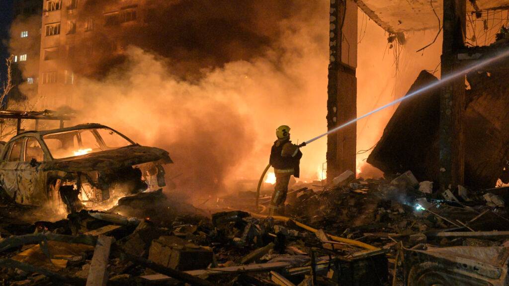 dpatopbilder - Rettungskräfte sind in Kiew, Ukraine, damit beschäftigt, einen Brand zu löschen, der nach russischen Raketenangriffen ausgebrochen ist. Foto: Danylo Antoniuk/AP/dpa