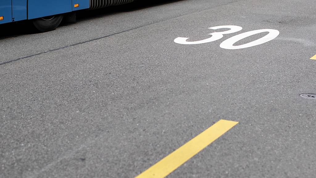 Die Stadt Zürich will an der Seestrasse in Wollishofen Tempo 30 einführen. Die Kantonspolizei fühlt sich übergangen. (Symbolbild)