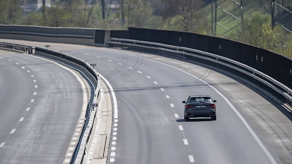 Für einmal freie Fahrt an Ostern: Die Autobahn A2 bei Silenen UR am Donnerstag.