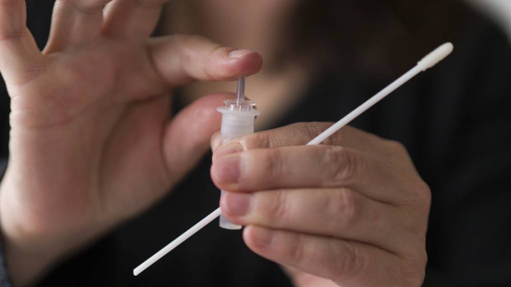Eine Frau macht einen Antigen-Selbsttest mit Nasenabstrich bei sich zu Hause, am Mittwoch in Zürich.