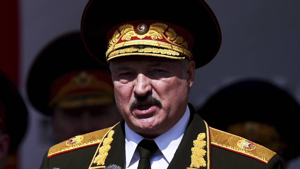 ARCHIV - Alexander Lukaschenko, Präsident von Belarus, hält eine Rede bei der Militärparade zum 75. Jahrestag des Sieges über Nazideutschland. Foto: Sergei Gapon/Pool AFP/AP/dpa