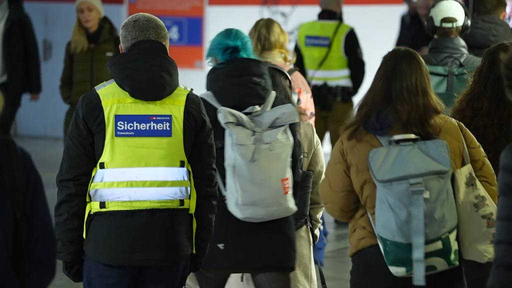 Wegen Baustelle: Sicherheitspersonal leitet Pendlerströme am Bahnhof Bern