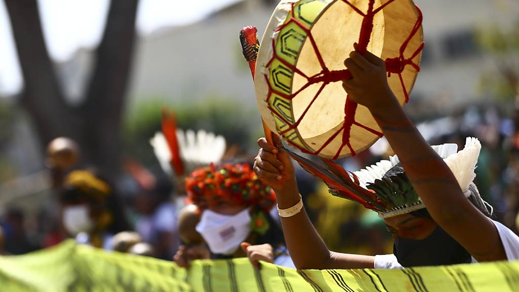 Indigene Frauen in volkst ̧mlichen Trachten bei einer Kundgebung in BrasÌlia. Foto: Marcelo Camargo/Agencia Brazil/dpa - ACHTUNG: Nur zur redaktionellen Verwendung und nur mit vollst‰ndiger Nennung des vorstehenden Credits