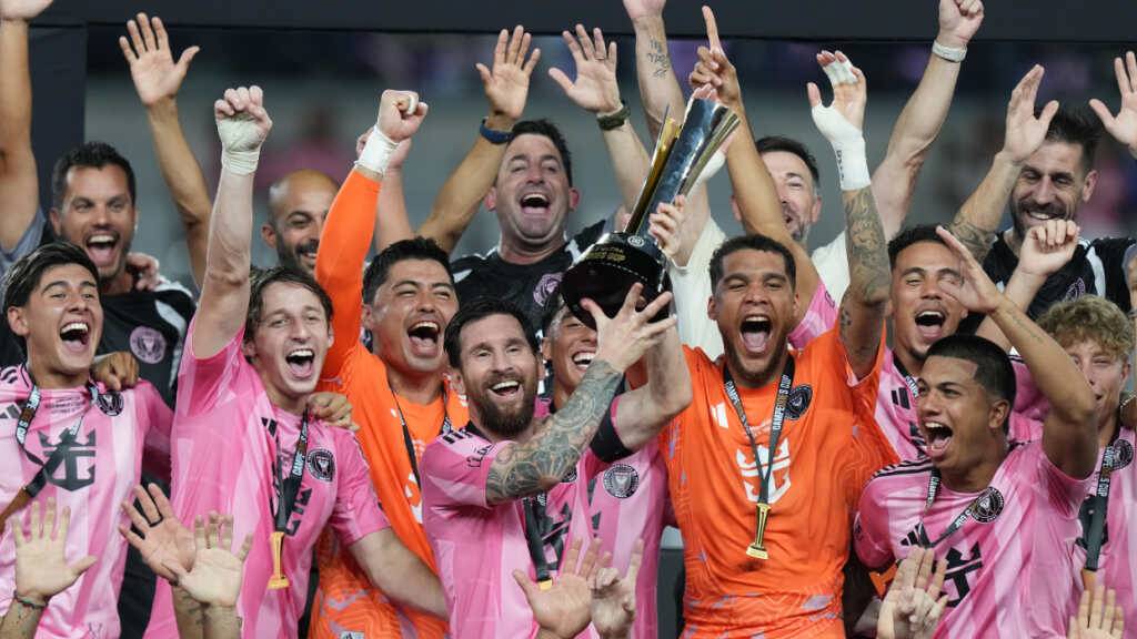 Lionel Messi stemmt mit Inter Miami eine weitere Trophäe in die Höhe