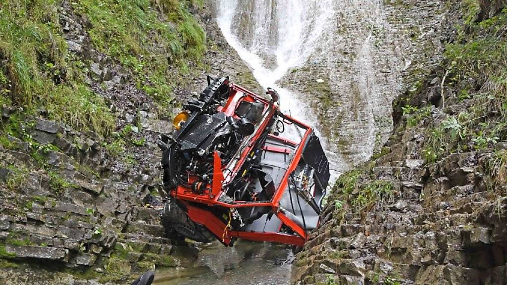 Der landwirtschaftliche Transporter stürzte in Lungern 100 Meter in die Tiefe: Der Bauer und seien Lehrtochter verstarben auf der Unfallstelle.