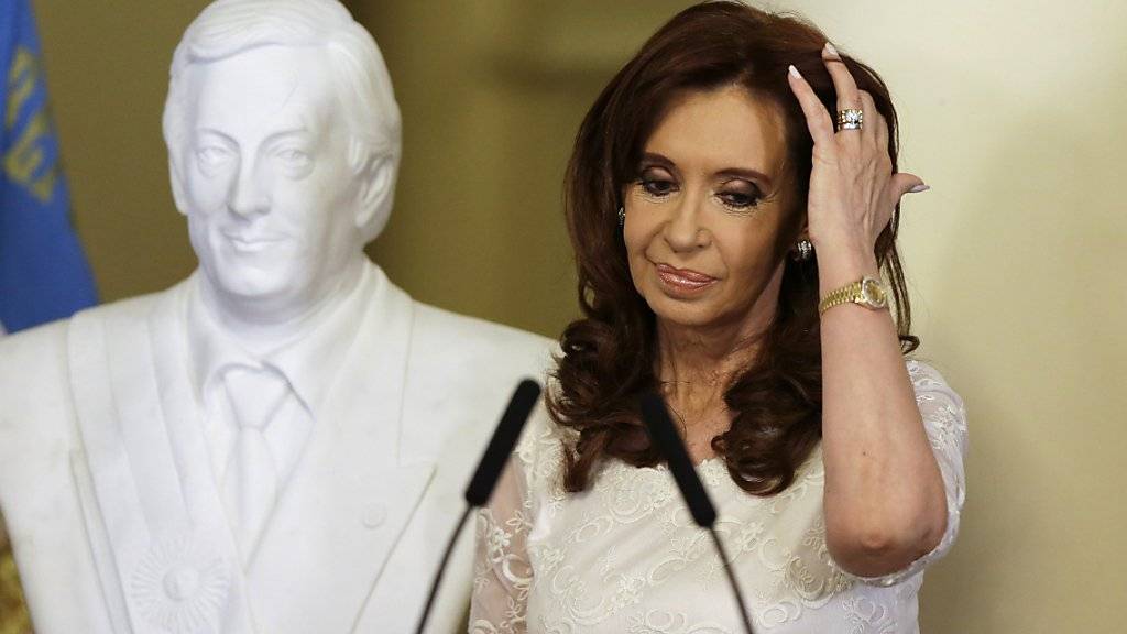 Argentiniens Ex-Präsidentin Cristina Kirchner neben einer Büste ihres verstorbenen Ehemanns Néstor, der ebenfalls Präsident Argentiniens war. (Archivbild)