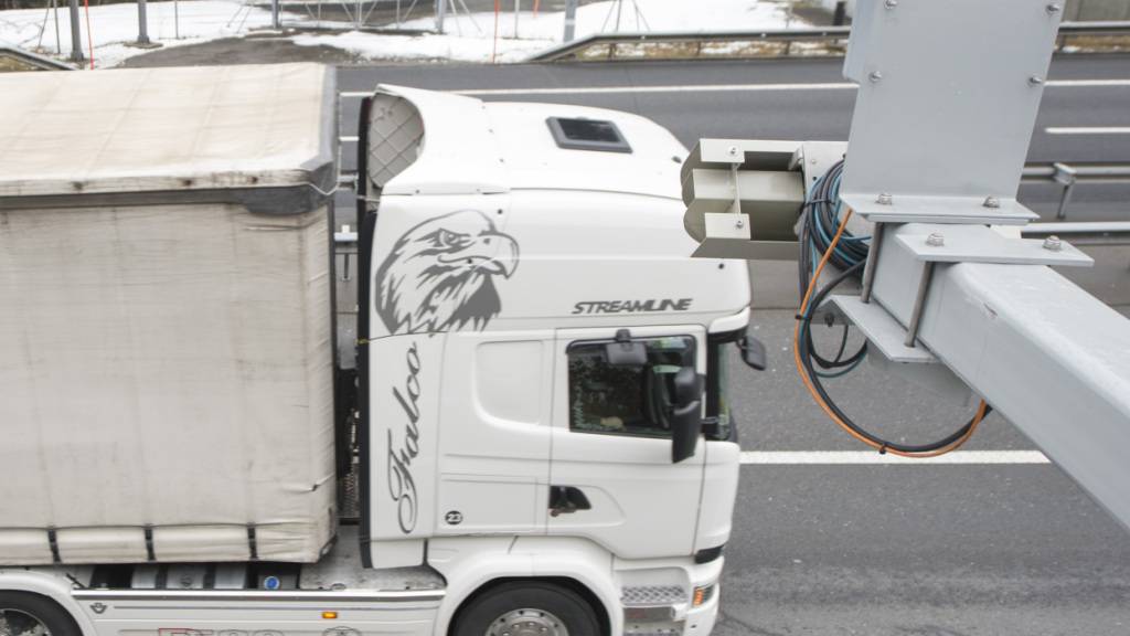 Eine Wärmekamera misst in Göschenen die Temperatur von Lastwagen, die in den Gotthardtunnel einfahren wollen. (Archivaufnahme)