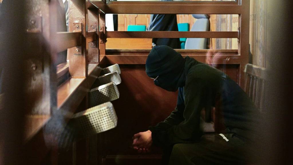 Der Angeklagte Wassim Al M. sitzt zu Prozessbeginn im Saal des Kriminalgerichts Moabit. Der syrische Flüchtling soll am 21. Februar im Stelenfeld des Holocaust-Mahnmals von hinten mit einem Messer auf einen Besucher eingestochen haben. Foto: Sebastian Christoph Gollnow/dpa