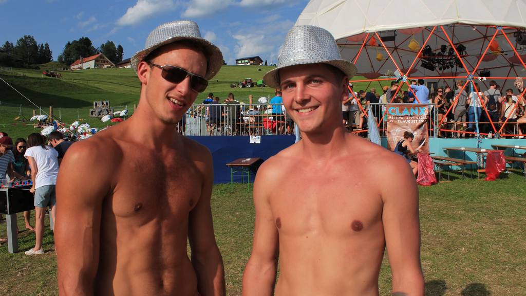 Bruno (rechts) trägt während des gesamten Festivals einen silbernen Hut. (Bild: FM1Today/Laurien Gschwend)