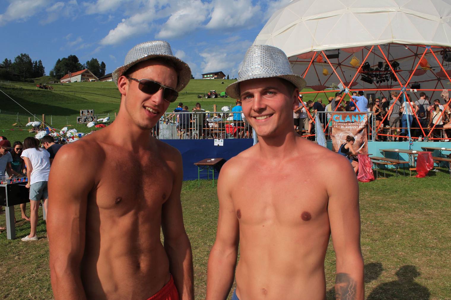 Bruno (rechts) trägt während des gesamten Festivals einen silbernen Hut. (Bild: FM1Today/Laurien Gschwend)