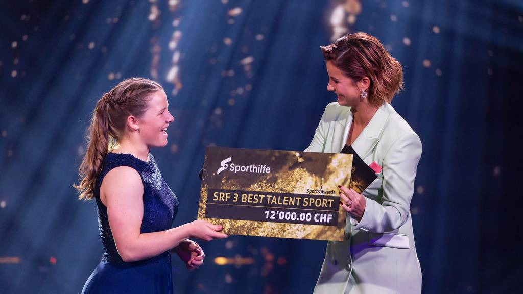 Sie ist die Nachwuchssportlerin des Jahres: Stefanie Grob wird von Fabienne Gyr mit dem «SRF 3 Best Talent Sport» ausgezeichnet.