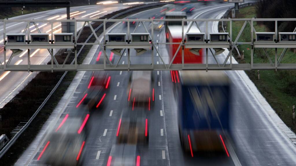 Der Kanton Bern will sein Polizeigesetz - darunter fällt auch die automatisierte Fahrzeugfahndung - rasch nachbessern. (Symbolbild)