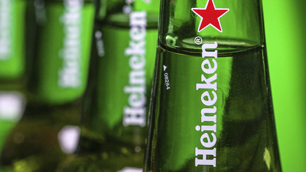 Der Brauereikonzern Heineken will nach einem Verlust für 2020 nun massiv Kosten einsparen. (Archivbild)