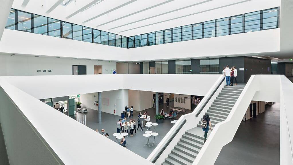 Am Campus der FHNW in Olten - hier ein Blick ins Innere des Gebäudes - werden unter anderem die Studienfächer Wirtschaft und Soziale Arbeit angeboten.