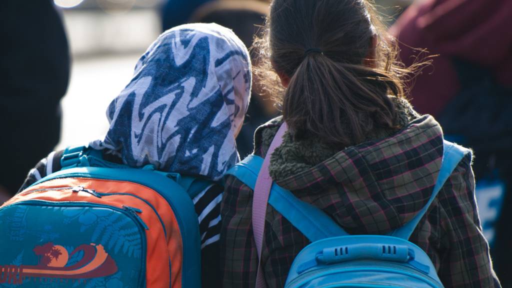 Schülerinnen dürfen am Unterricht mit Kopftuch teilnehmen. Dies hat das Bundesgericht entschieden. Im Kanton St. Gallen wird nun ein Kopftuchverbot für Lehrerinnen geprüft. (Archivbild)
