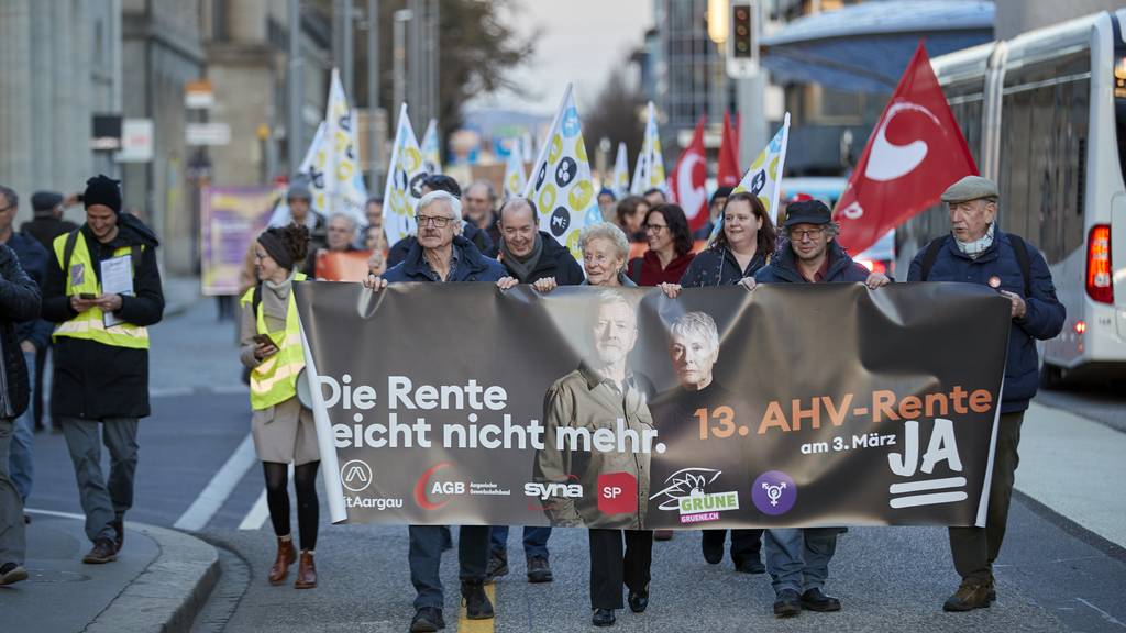 Demonstrierende in Aarau fordern eine 13. AHV-Rente