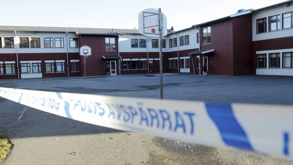 Ein Polizei-Absperrband vor der Kronan-Schule in Trollhättan, wo ein 21-Jähriger am Donnerstag einen Lehrer-Assistenten und einen Schüler getötet hatte. Die grausige Tat hatte laut den Ermittlern einen rassistischen Hintergrund