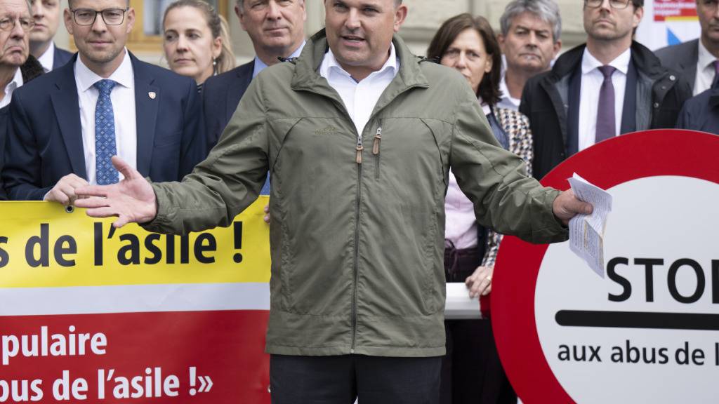 SVP-Präsident Marcel Dettling bei der Einreichung der Unterschriften im September. (Archivbild)